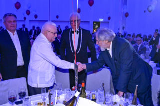 Co za kontrast! Doda w skąpej stylizacji przy stole z Wałęsą. Artystka odsłoniła pośladki