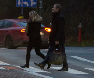 Donald Tusk z rodziną na dworcu kolejowym w Sopocie