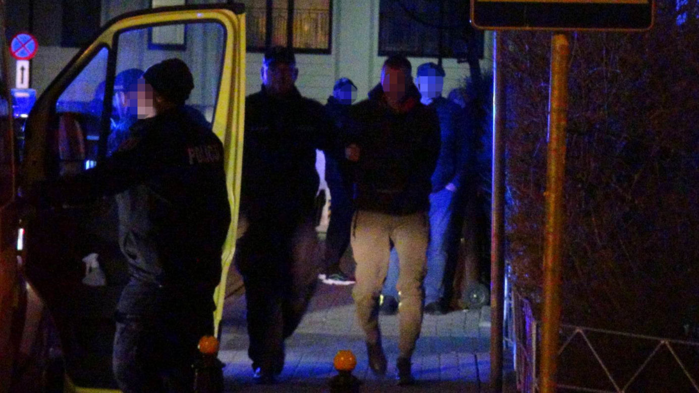 Nocna awantura na Powiślu. W ruch poszły butelki i broń