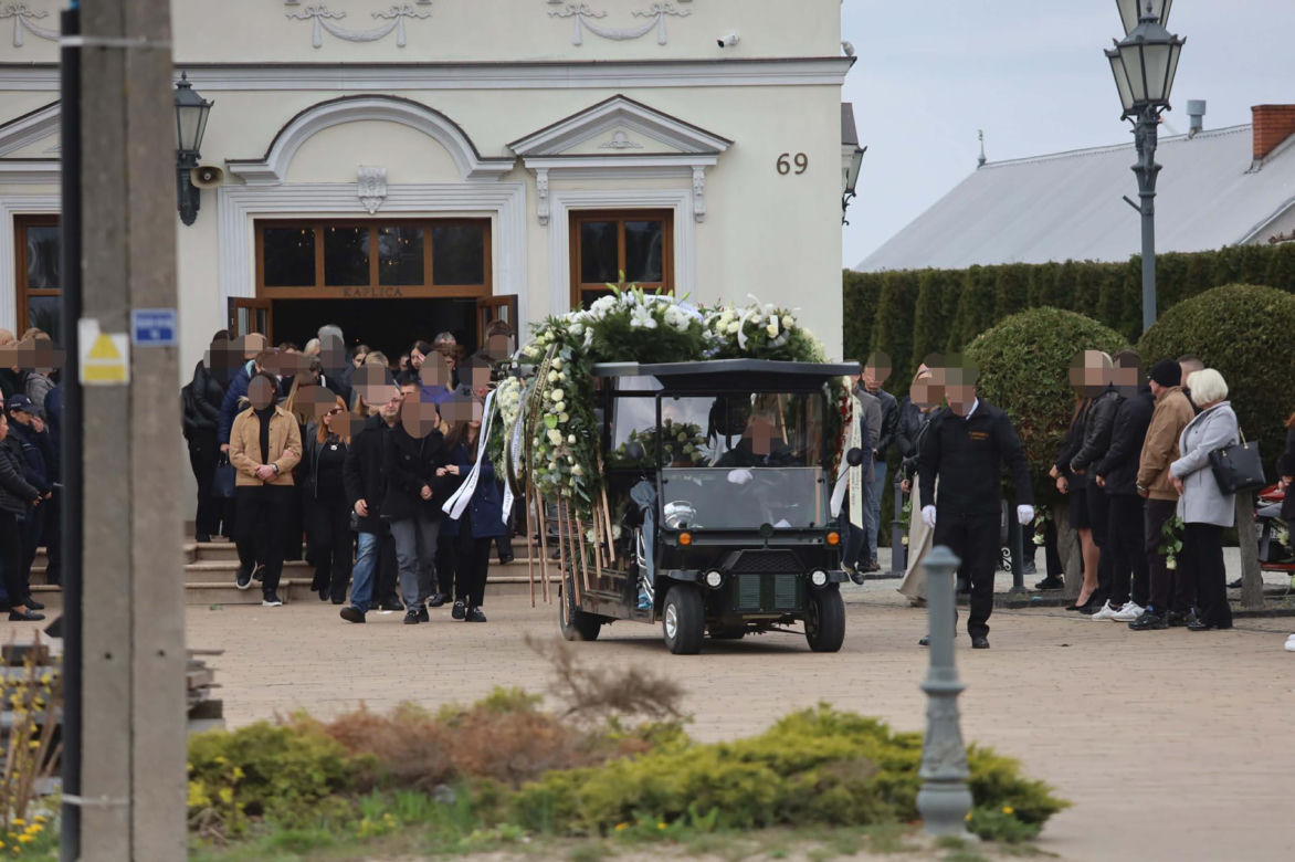 Porwali i skatowali Adriana z Ciechanowa. Bliscy żegnają 23-latka