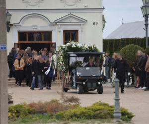 Porwali i skatowali Adriana z Ciechanowa. Bliscy żegnają 23-latka