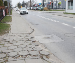 Dramat w Markach. Chodnik, po którym nie da się bezpiecznie chodzić