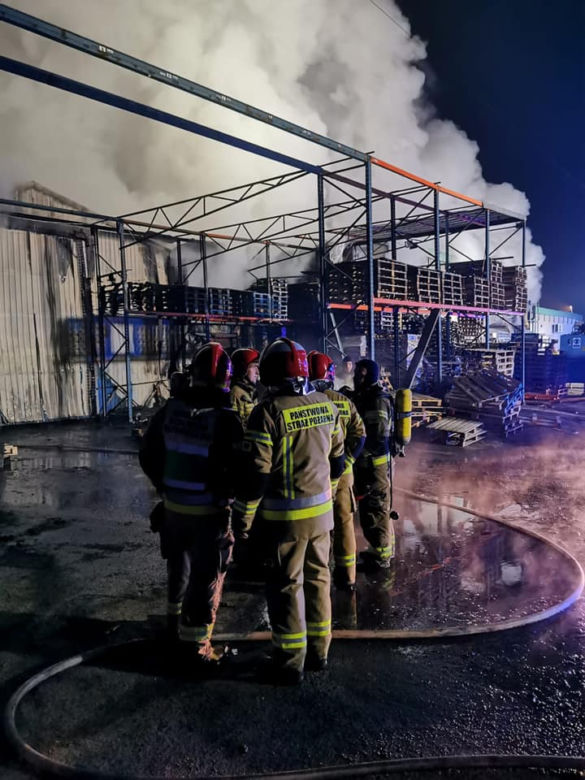 Pożar hali magazynowej w Sosnowcu przy ul. Wopistów. Płonie makulatura