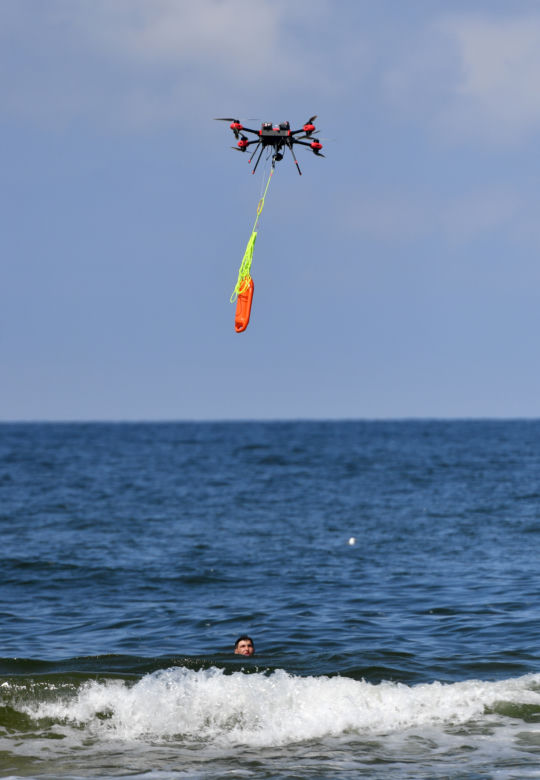 Dron ratowniczy