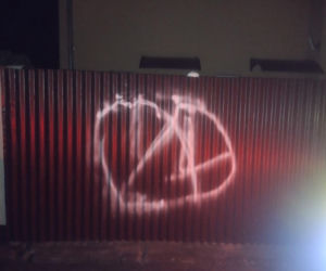 Wandale w Poniecu. Uszkodzili ogrodzenie kościoła i budynków mieszkalnych