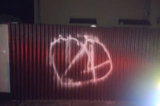 Wandale w Poniecu. Uszkodzili ogrodzenie kościoła i budynków mieszkalnych