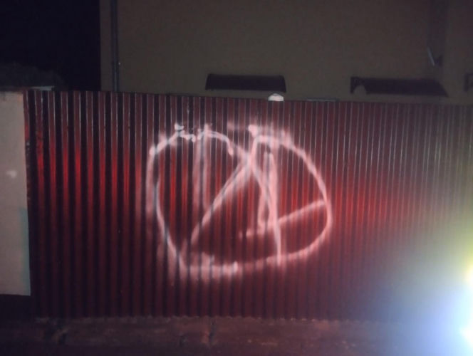 Wandale w Poniecu. Uszkodzili ogrodzenie kościoła i budynków mieszkalnych