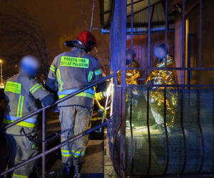 Dzieci uwięzione na balkonie jak w klatce. Chłopcy utknęli w pułapce bez wyjścia!