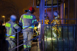 Dzieci uwięzione na balkonie jak w klatce. Chłopcy utknęli w pułapce bez wyjścia!