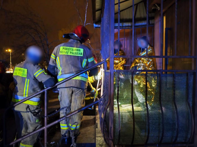 Dzieci uwięzione na balkonie jak w klatce. Chłopcy utknęli w pułapce bez wyjścia!