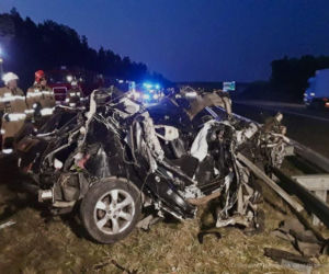 Dramat na A1. Osobówka zmiażdżona jak metalowa puszka, 26-letni kierowca walczy o życie