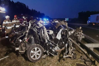 Dramat na A1. Osobówka zmiażdżona jak metalowa puszka, 26-letni kierowca walczy o życie