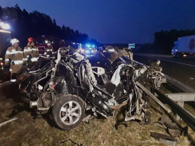 Dramat na A1. Osobówka zmiażdżona jak metalowa puszka, 26-letni kierowca walczy o życie