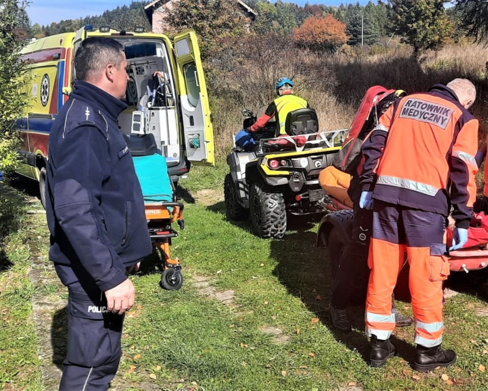 Zgubione kapcie doprowadziły policję do zaginionego 87-latka. Senior był na skraju śmierci