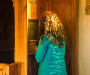 Z tych grzechów najczęściej spowiadają się Polacy. Pierwsze miejsce zaskakuje. Spowiedź wielkanocna