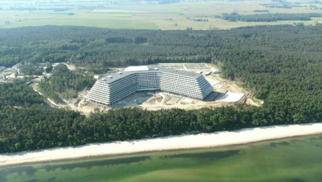 Już wiadomo, ile kosztowała budowa Hotelu Gołębiewski w Pobierowie. Astronomiczna kwota