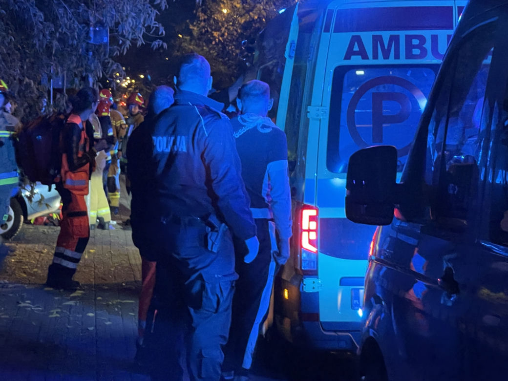 Szaleńczy pościg ulicami Warszawy. Rozbity na drzewie samochód, w środku dwóch pijanych i 15-latka