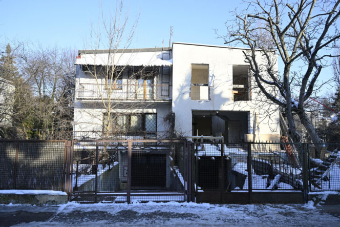 Kaczyńskiego nie ma w domu, a sąsiedzi rozwalają ściany