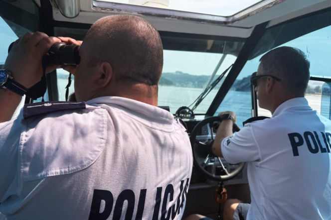 Patrol policji wodnej na jeziorze. O bezpieczeństwie nad wodą w Małopolsce przeczytasz na Eska Nowy Sącz.