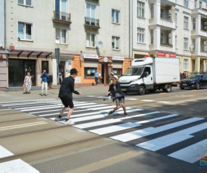 Olsztyn. Niezwykłe przejście dla pieszych. Zamiast zebry jest... klawiatura fortepianu! [ZDJĘCIA]