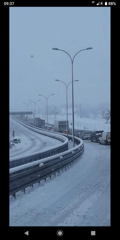 Opady śniegu PARALIŻUJĄ drogi. DRAMAT na drogach Podkarpacia [ZDJĘCIA INTERNAUTÓW]