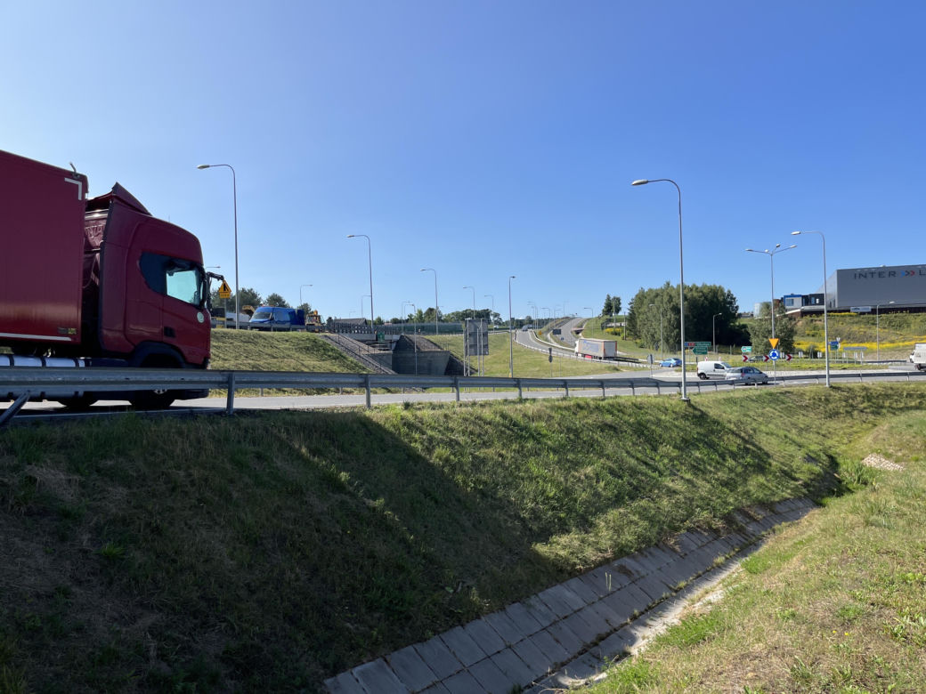 Objazd i ograniczenie prędkości. Ruszyły utrudnienia na S51 w Stawigudzie