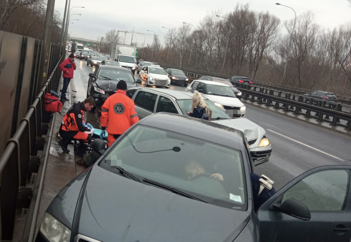 Katastrofa na Wisłostradzie! Samochodowe domino zakończyło się potrąceniem dwóch osób! 