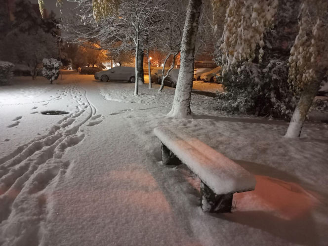 Leszno pod śniegiem. Kolizje na drogach i opóźnienia autobusów