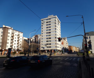 Trzonolinowiec - wieżowiec przy Kościuszki we Wrocławiu z lat 60. przed remontem