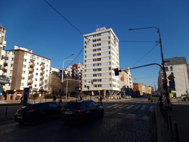 Trzonolinowiec - wieżowiec przy Kościuszki we Wrocławiu z lat 60. przed remontem