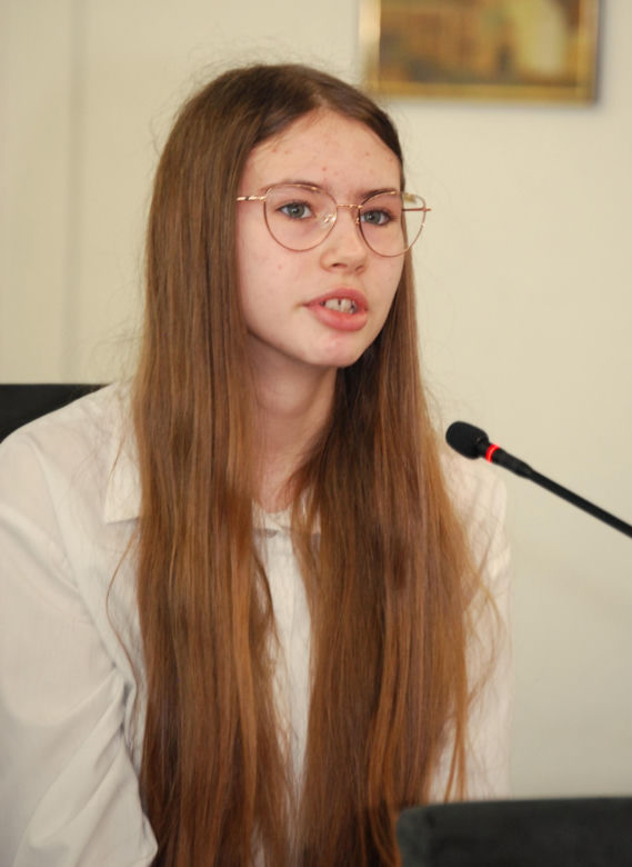Młodzież rozmawiała podczas debaty o szczęściu w życiu współczesnego nastolatka