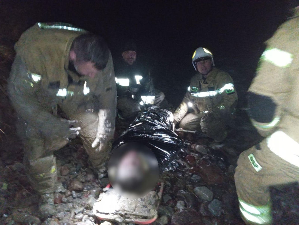 Turysta spacerował po klifie, nagle osunęła się ziemia. Dramatyczna akcja służb