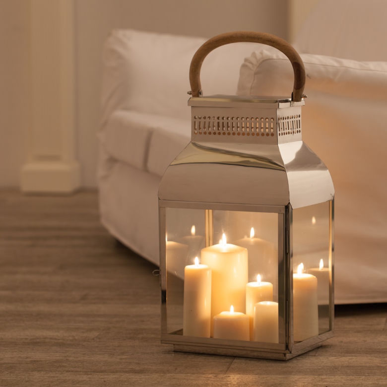 Szklany lampion mieszczący kilka świec