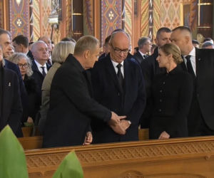 Gdy ludzie przekazywali sobie znak pokoju kamery pokazały Tuska i Nawrockiego. Tak się zachowali