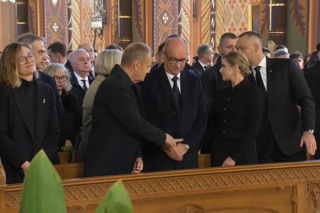 Gdy ludzie przekazywali sobie znak pokoju kamery pokazały Tuska i Nawrockiego. Tak się zachowali