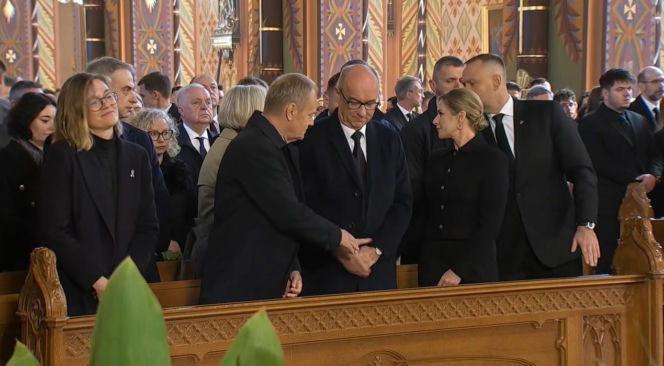 Gdy ludzie przekazywali sobie znak pokoju kamery pokazały Tuska i Nawrockiego. Tak się zachowali