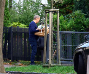 Donald Tusk obsypał żonę kwiatami