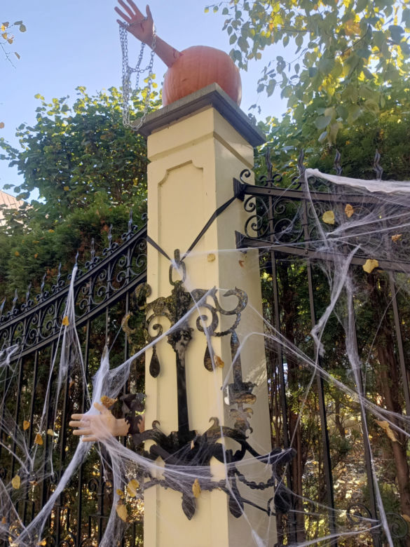 Willa na Jaśkowej Dolinie w Gdańsku znów straszy! Tegoroczny motyw Halloween budzi niepokój