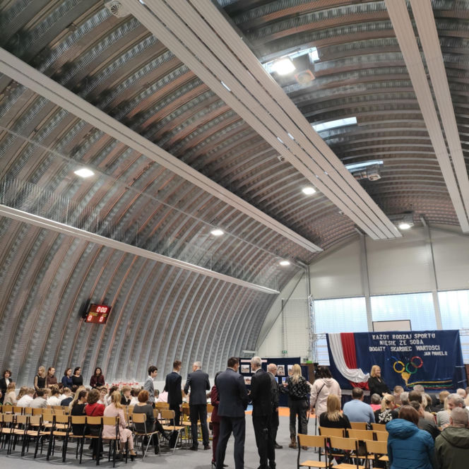 Dzieci z podstawówki w Pniewie mogą korzystać z nowej hali sportowej