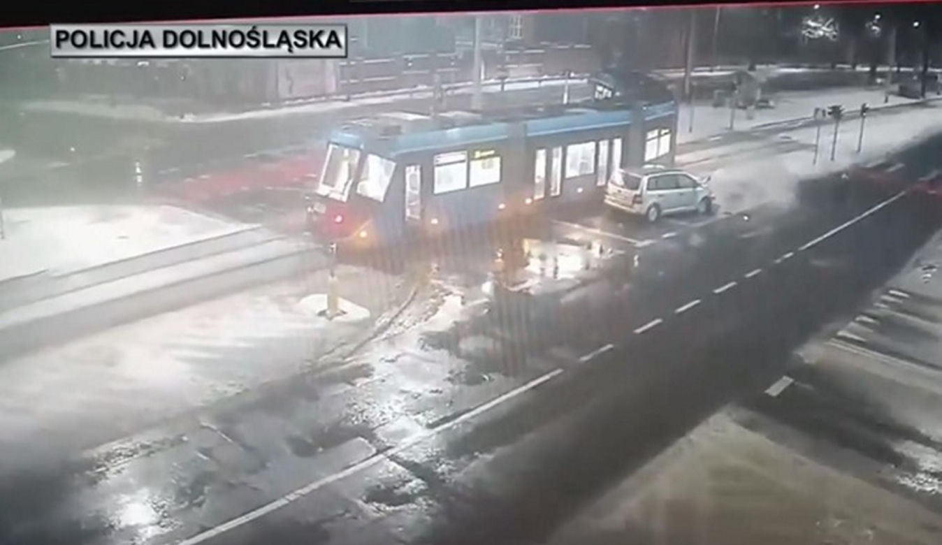 Wrocław. Pościg zakończy zderzeniem z tramwajem. 34-latek z bagażnika nie żyje [ZDJĘCIA].