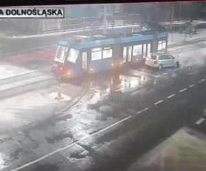 Wrocław. Pościg zakończy zderzeniem z tramwajem. 34-latek z bagażnika nie żyje [ZDJĘCIA].