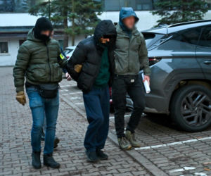 Wyrwał niemowlę z rąk matki i odjechał BMW. 28-letni porywacz usłyszał zarzuty