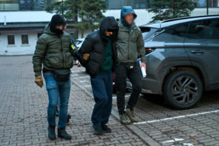 Wyrwał niemowlę z rąk matki i odjechał BMW. 28-letni porywacz usłyszał zarzuty