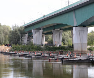 Zgrzewają rury do budowy rurociągu