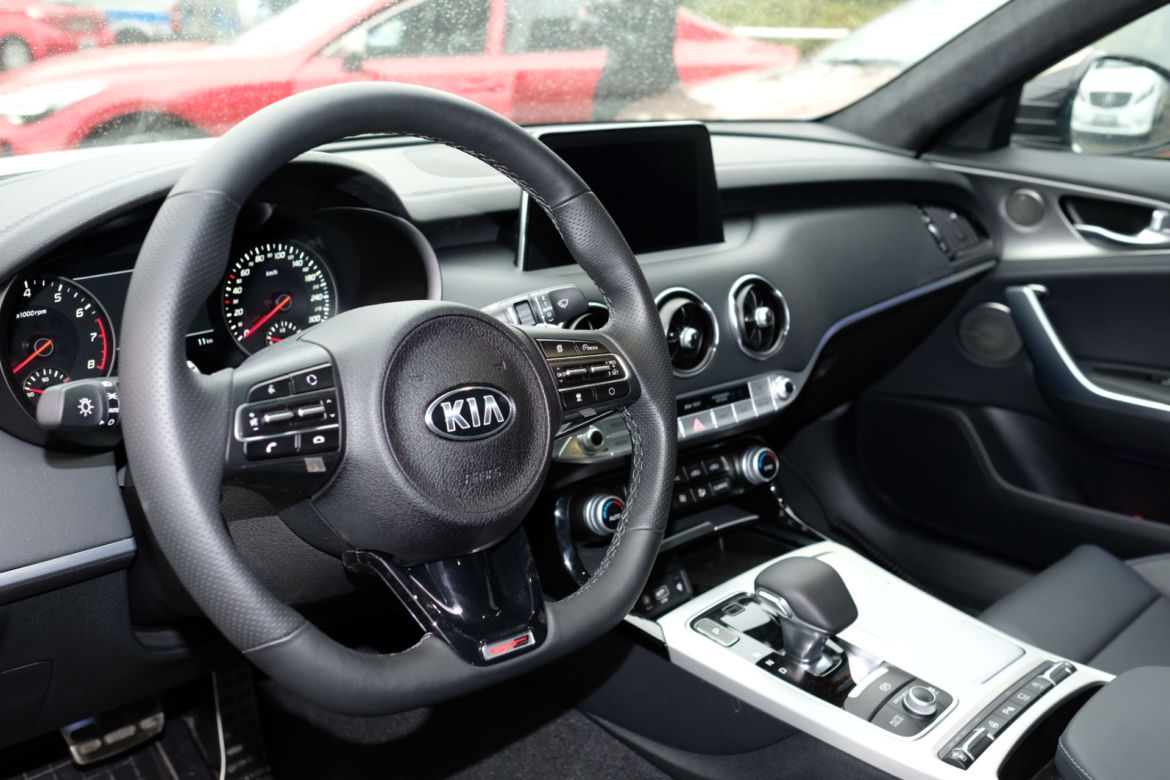 Kia Stinger 2.0 T-GDI 255 KM GT Line w polskiej policji