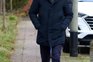 Donald Tusk z zięciem dźwigają gigantyczną choinkę. A za nimi drepcze Kasia z drugą. Wnusie premiera jak księżniczki