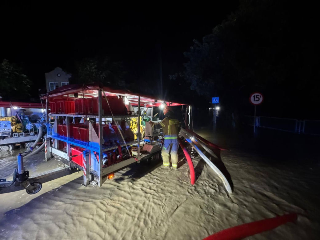 Zalane ulice, woda w budynkach. Dramatyczna sytuacja w Suchaczu i Tolkmicku