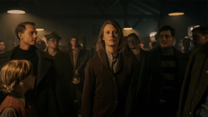 W roli głównej Jakub Gierszał, w obsadzie m.in. Aidan Gillen, Paul Freeman, Julia Pietrucha, Wojciech Mecwaldowski, Anna Próchniak, Mateusz Kościukiewicz, Antoni Pawlicki oraz Tomasz Kot.