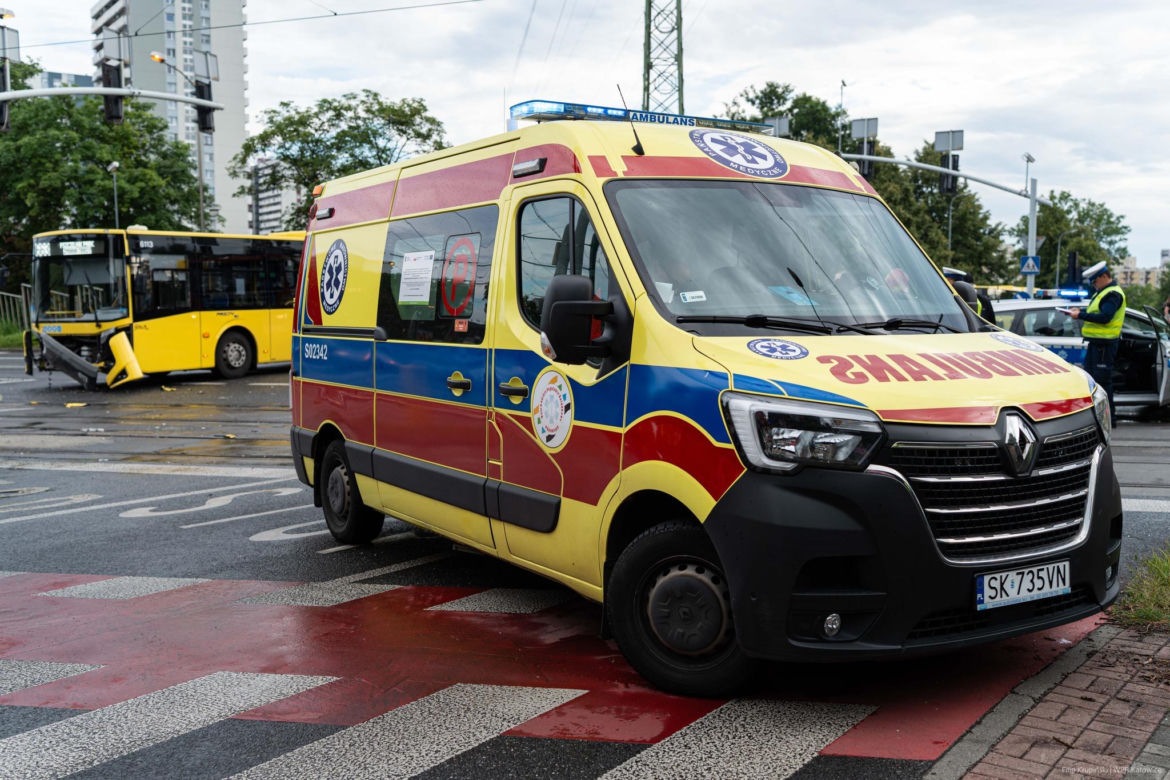 Wypadek osobówki i autobusu w Chorzowie