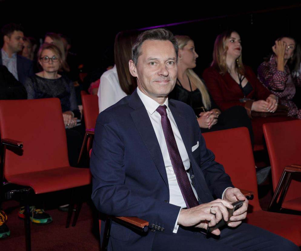 Dziennikarz Krzysztof Ziemiec siedzi na widowni. O jego wierze i relacjach z dziećmi przeczytasz na SE.